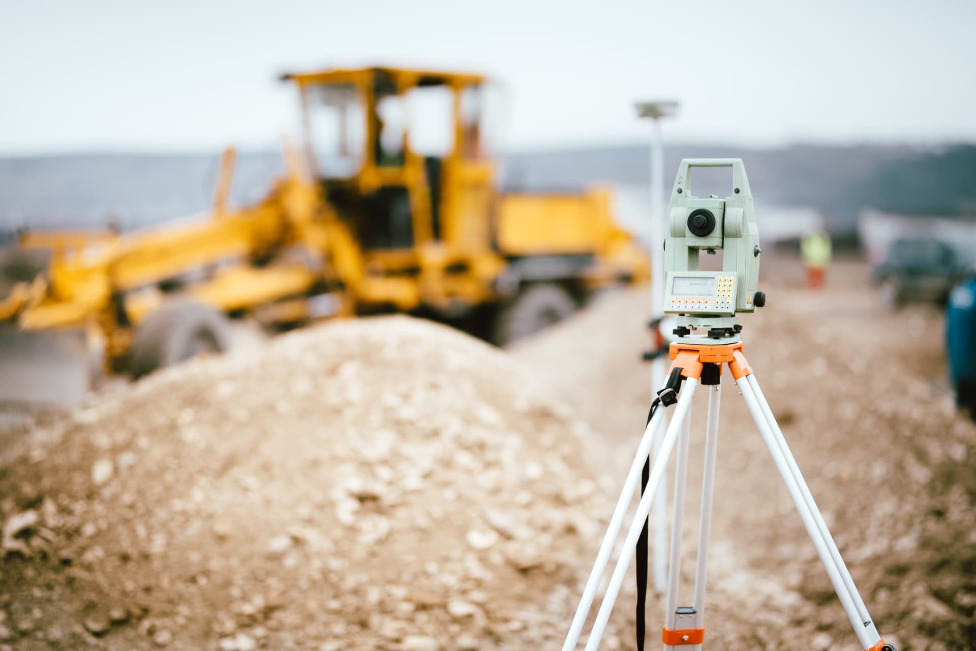 Equipamento de topografia em obra de terraplenagem