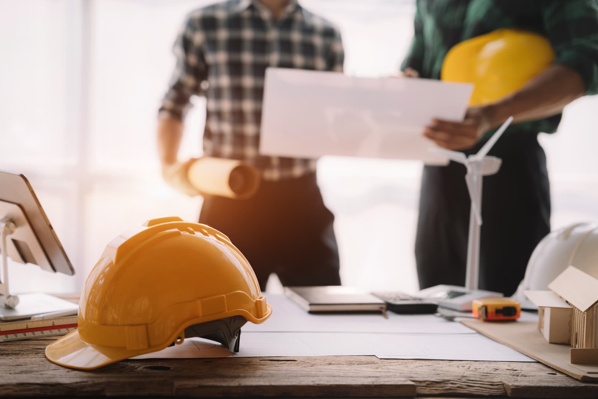 Mesa de projetos com capacete de segurança